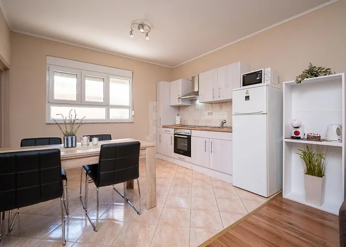 By The Sea - 21958 زادار